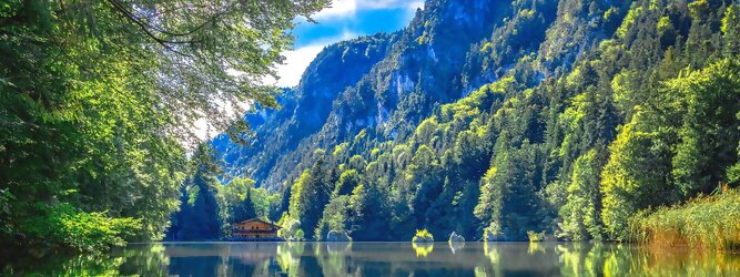 Trip Steiermark Reisetipps - Berglsteiner See -  Alpenidylle pur - in Tirol, Österreich. Er ist nur einer, von den vielen Naturjuwelen in der Alpenrepublik. Von der Natur Tirols verzaubern lassen. Der idyllische Berglsteiner See ist ein Kraftplatz für Körper und Geist. Umgeben von Wald- und Schilflandschaft mit einer maximalen Tiefe von 2 Meter auf 713m Höhe über dem Meeresspiegel. Der Berglsteinersee ist einer der vielen Seen, die man in der Region Kramsach in Tirol finden kann.  Der Berglsteinersee ist durch seine Lage und seine Umgebung ein ganz besonderer See. Der See ist umgeben von Wäldern und Bergen und bietet eine ruhige und entspannte Atmosphäre. An einem sonnigen Tag kann man hier viele Wassersportarten ausüben oder einfach nur die Sonne genießen. Es ist auch ein großartiger Ort zum Schwimmen oder für eine Bootsfahrt.
