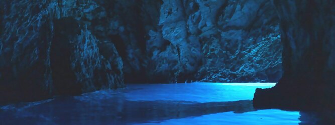 Trip Steiermark Reisetipps - Die Blaue Grotte von Bisevo in Kroatien ist nur per Boot erreichbar. Atemberaubend schön fasziniert dieses Naturphänomen in leuchtenden intensiven Blautönen. Ein idyllisches Highlight der vorzüglich geführten Speedboot-Tour im Adria Inselparadies, mit fantastisch facettenreicher Unterwasserwelt. Die Blaue Grotte ist ein Naturwunder, das auf der kroatischen Insel Bisevo zu finden ist. Sie ist berühmt für ihr kristallklares Wasser und die einzigartige bläuliche Farbe, die durch das Sonnenlicht in der Höhle entsteht. Die Blaue Grotte kann nur durch eine Bootstour erreicht werden, die oft Teil einer Fünf-Insel-Tour ist.