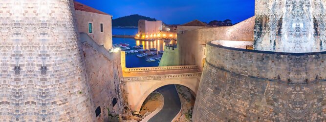 Trip Steiermark Stadt Urlaub - Dubrovnik - Einen Wahnsinns Panoramablick hat man von Dubrovniks Hausberg Srd. Empor geht’s ganz easy und entspannt, minutenschnell mit der Luftseilbahn. Für begeisterte GOT-Fans empfiehlt sich die speziell geführte Game-of-Thrones-Tour zu den bekanntesten Drehorten und Schauplätzen der erfolgreichen Kultserie, der Eiserne Thron ist auf der kleinen idyllischen Insel Lokrum zu bestaunen. Die beliebtesten Orte für Dubrovnik Ferien, locken mit besten Angebote für Hotels und Ferienunterkünfte mit Werbeaktionen, Rabatten, Sonderangebote für Dubrovnik Urlaub buchen. Reisedaten eingeben und Hotel Flug Mietwagen Attraktionen Taxis für eine Dubrovnik Reise flexibel buchen. Sollten sich die Pläne ändern, sind viele der Unterkünfte und Zimmer in Dubrovnik kostenfrei stornierbar.