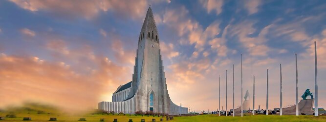 Trip Steiermark Reisetipps - Hallgrimskirkja in Reykjavik, Island – Lutherische Kirche in beeindruckend martialischer Betonoptik, inspiriert von der Form der isländischen Basaltfelsen. Die Schlichtheit im Innenraum erstaunt, bewegt zum Innehalten und Entschleunigen. Sensationelle Fotos gibt es bei Polarlicht als Hintergrundkulisse. Die Hallgrim-Kirche krönt Islands Hauptstadt eindrucksvoll mit ihrem 73 Meter hohen Turm, der alle anderen Gebäude in Reykjavík überragt. Bei keinem anderen Bauwerk im Land dauerte der Bau so lange, und nur wenige sorgten für so viele Kontroversen wie die Kirche. Heute ist sie die größte Kirche der Insel mit Platz für 1.200 Besucher.