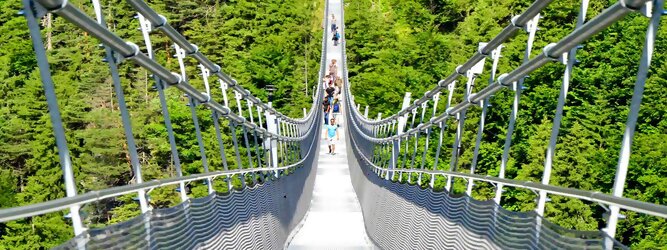 Trip Steiermark Reisetipps - highline179 - Die Brücke BlickMitKick | einmalige Kulisse und spektakulärer Panoramablick | 20 Gehminuten und man findet | die längste Hängebrücke der Welt | Weltrekord Hängebrücke im Tibet Style - Die highline179 ist eine Fußgänger-Hängebrücke in Form einer Seilbrücke über die Fernpassstraße B 179 südlich von Reutte in Tirol (Österreich). Sie erstreckt sich in einer Höhe von 113 bis 114 m über die Burgenwelt Ehrenberg und verbindet die Ruine Ehrenberg mit dem Fort Claudia.