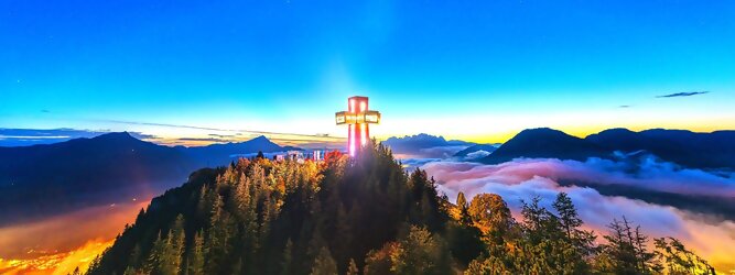 Trip Steiermark Reisetipps - Aussichtsplattform mit Weitblick - Eine einmalige Location, das Jakobskreuz für Freigeister, Genießer, Pilger, Kraftsuchende im PillerseeTal. Oben am 30 Meter hohen Jakobskreuz auf der Buchensteinwand ist man dem Himmel näher. Das im Jahr 2014 erbaute Kreuz bei Fieberbrunn im Bezirk Kitzbühel, ist auch mit einem Sessellift erreichbar. Das Jakobskreuz ist ein Aussichtsturm und zugleich ein begehbares Gipfelkreuz auf der Buchensteinwand, einem markanten Berg bei Fieberbrunn im Bezirk Kitzbühel im österreichischen Bundesland Tirol. Der 29,7 m hohe Turm hat die Form eines aufrecht stehenden Doppelkreuzes und wurde im Jahr 2014 von der Bergbahn Pillersee errichtet.