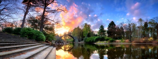 Trip Steiermark Reisetipps - Teufelsbrücke wird die Rakotzbrücke in Kromlau, Deutschland, genannt. Ein mystischer, idyllischer wunderschöner Ort; eine wahre Augenweide, wenn sich der Brücken Rundbogen im See spiegelt und zum Kreis vervollständigt. Ein märchenhafter Besuch, im blühenden Azaleen & Rhododendron Park. Der Azaleen- und Rhododendronpark Kromlau ist ein ca. 200 ha großer Landschaftspark im Ortsteil Kromlau der Gemeinde Gablenz im Landkreis Görlitz. Er gilt als die größte Rhododendren-Freilandanlage als Landschaftspark in Deutschland und ist bei freiem Eintritt immer geöffnet. Im Jahr 1842 erwarb der Großgrundbesitzer Friedrich Hermann Rötschke, ein Zeitgenosse des Landschaftsgestalters Hermann Ludwig Heinrich Fürst von Pückler-Muskau, das Gut Kromlau.