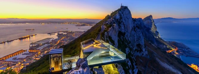 Trip Steiermark Reisetipps - Ein ehemaliger militärischer Aussichtspunkt, der in eine hochmoderne Glasplattform und einen Gehweg umgewandelt wurde, der einen unvergleichlichen Blick über das Mittelmeer bietet. Ein ununterbrochener 360º-Panorama-Aussichtspunkt, der so spektakulär ist wie nirgendwo sonst auf der Welt. Betreten Sie die 360-Grad-Umgebung und bekommen Sie ein Gefühl für die Freiheit und die Heiterkeit, die Sie beim Skywalk erleben werden. Die Militärgeschichte Gibraltars während des Zweiten Weltkriegs veranschaulicht Gibraltars Position als britische Festung seit dem frühen 18. Während des Zweiten Weltkriegs spielte Gibraltar eine wichtige Rolle sowohl im Atlantic Theatre als auch im Mediterranean Theatre und kontrollierte praktisch den gesamten Seeverkehr in und aus dem Mittelmeer vom Atlantischen Ozean.